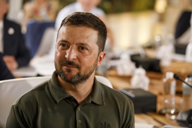 Ucraina, il guitto Zelensky mette al bando la chiesa ortodossa legata a Mosca: e questo sarebbe l'eroe della libertà?