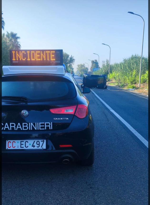 In 4 in Smart sulla statale: l'auto si ribalta, morta bimba di 8 anni, feriti i genitori e la sorella; autista senza patente e auto senza assicurazione  