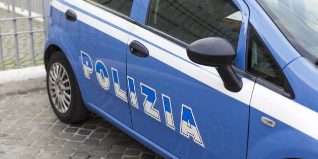 Genova, la prefettura blinda il centro storico per fermare la violenza, camionette della polizia e presidio medico