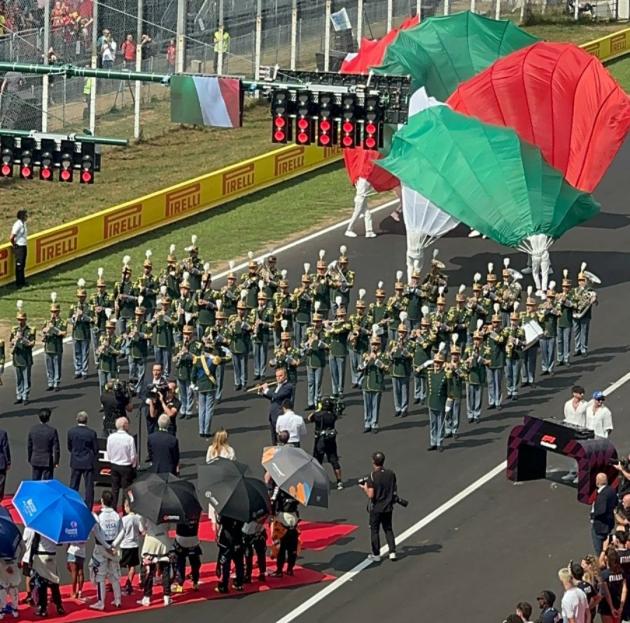 Apre il Gran Premio d’Italia di Monza la banda della Guardia di Finanza presente per i suoi 250 anni