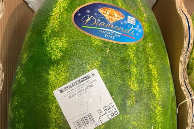 Da Porto Cervo l’anguria Diamonds a 42 euro, (2,79€ al kg) all'Eurospar di Abbiadori, “ci saranno i diamanti dentro”