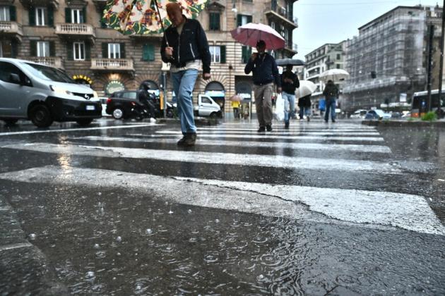 Maltempo in Liguria, rii esondati e famiglie evacuate, ferma la circolazione dei treni e frana in A10