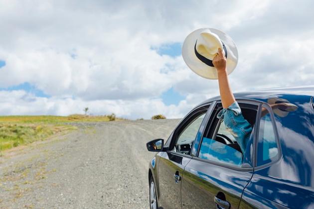 Perde tutto ed è costretto a vivere in auto: per i professionisti dell'informazione è il nuovo fantastico stile di vita cool