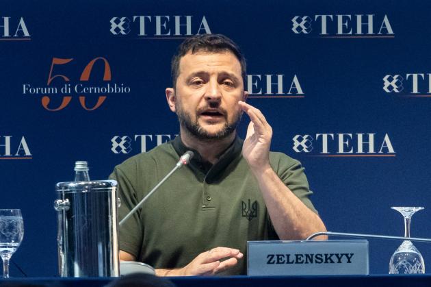 Il guitto Zelensky a Cernobbio: un'Italia sempre più ridicola, e in molti iniziano a essere in disaccordo con Meloni 
