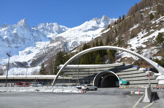 Monte Bianco, 4 alpinisti dispersi, bloccati sulla vetta per il maltempo: "Veniteci a prendere o moriremo congelati"