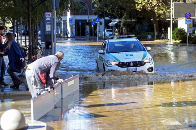Maltempo, allerta meteo arancione in Lombardia e gialla in 15 regioni, arriva il fronte freddo dalla Norvegia, piogge da Milano a Roma