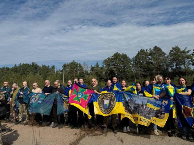 Scambio prigionieri Mosca Kiev Zelensky ritorno 49 Azov russi Russia Ucraina autobus confine Azovstal
