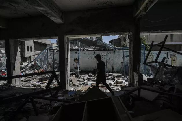 Gaza, Idf ammette dopo 10 mesi : “Abbiamo ucciso 3 ostaggi recuperati a Jabaliya”, raid israeliano su ex scuola a Beit Hanoun 
