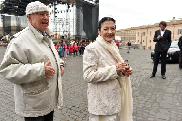 Addio a Beppe Menegatti, morto il marito di Carla Fracci e regista teatrale, era ricoverato da giorni, aveva 95 anni