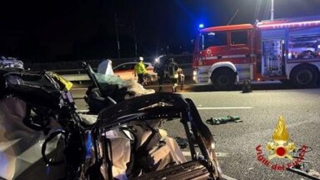 Morte Emilio Petrone immagini auto distrutta drammatico incidente autopsia ipotesi malore improvviso