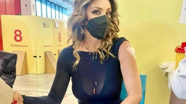 Vaccino Covid, Sabrina Salerno si sottopone alla terza dose: "Leone cane fifone a chi?"