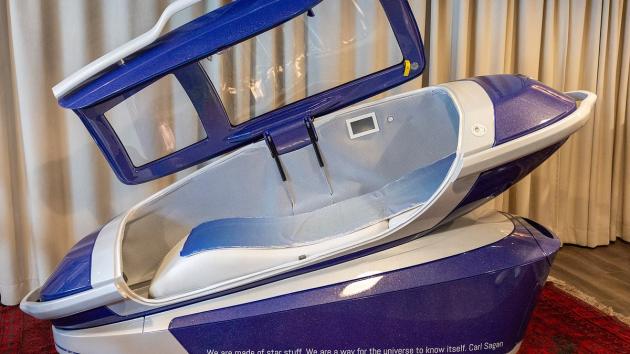 Capsula Sarco Svizzera primo utilizzo donna 64enne grave immunodeficienza arresti accuse istigazione complicità suicidio
