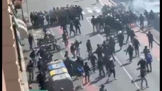 Genova, scontri tra tifosi e polizia nella notte del derby, tre ultrà arrestati e 38 persone ferite