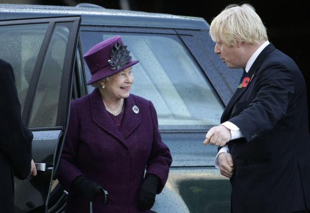 Regina Elisabetta, Boris Johnson: "Morta per cancro alle ossa, negli ultimi giorni era pallida e curva, aveva lividi scuri su mani e polsi"