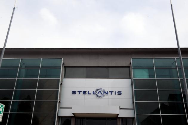 Stellantis, concessionari contro Tavares, lettera a Von der Leyen: “Crollo 44% vendita auto elettriche, rinviare 2027 limiti emissioni” 
