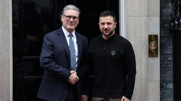 Zelensky da Parigi a Roma alla ricerca di armi, mattinata a Londra con Starmer e Rutte per il "piano della vittoria", domani udienza dal Papa poi a Berlino