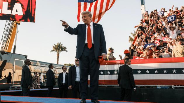 California, uomo armato al comizio di Trump arrestato e poi rilasciato: "Aveva munizioni in macchina", tycoon scampa al terzo attentato
