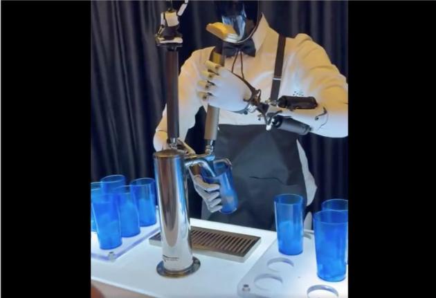 Elon Musk presenta il robot Optimus di Tesla di cui non potremo più fare a meno: si va verso la sostituzione tecnica?
