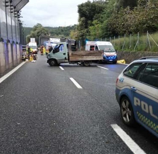Genova, finiscono contro un guardrail sull'autostrada A10, morto un operaio e un altro ferito gravemente