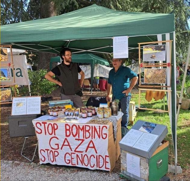 Desio, apicoltore espone striscione contro guerra Gaza "stop genocidio", multa da 430 euro per "propaganda non autorizzata", lui: “È repressione”