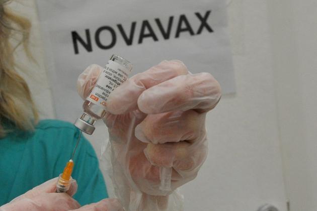 Novavax, sospesa da FDA sperimentazione del vaccino covid/influenza per rischio di “neuropatia motoria”, azioni crollate del 24%