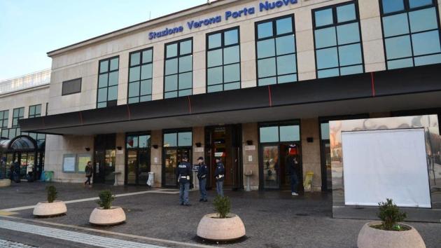 Verona, maliano aggredisce poliziotti con un coltello alla stazione, agente gli spara e lo uccide, Salvini: "Non ci mancherà"