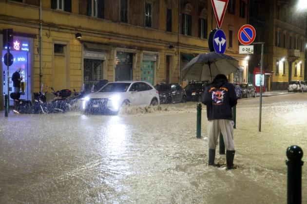 Maltempo Emilia Romagna, nuova allerta meteo, scuole chiuse  e smart working a Bologna, ipotesi porte chiuse per partita con Milan