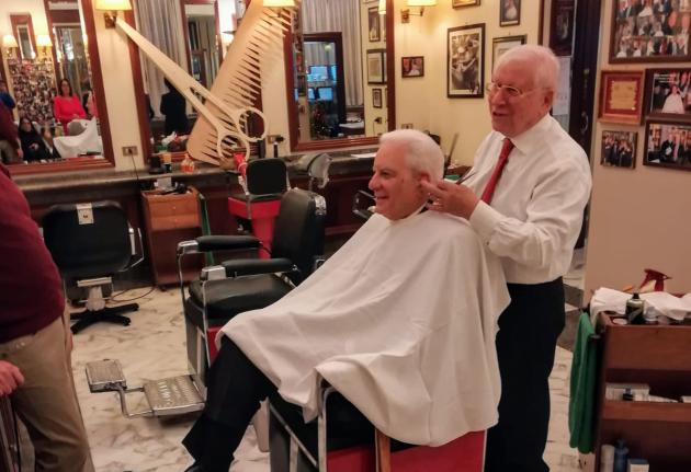 Addio a Franco Alfonso, morto a Palermo il barbiere di Mattarella protagonista del fuorionda durante il lockdown, aveva 85 anni