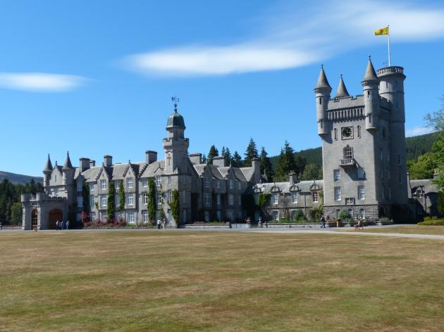 Re Carlo d'Inghilterra apre le porte del Castello di Balmoral a feste e matrimoni pensando all'aspetto economico