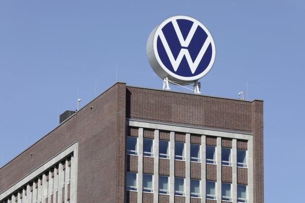 Volkswagen chiude 3 stabilimenti in Germania, ceo Blume: “Calo vendite auto elettriche, concorrenza di BYD”, lavoratori in protesta