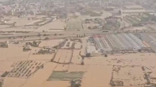 Spagna, dopo alluvione a Valencia allerta massima a Barcellona, bufera per "allarme lanciato con 11 ore di ritardo"