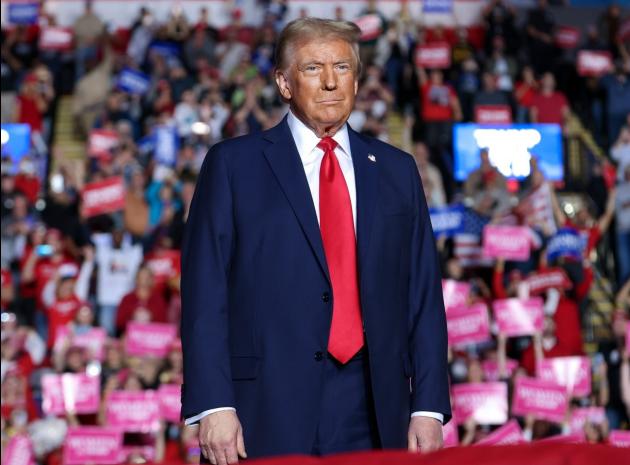 Assalto a Capitol Hill, giudice sospende il caso contro Trump, Fbi: "Sventato complotto dell'Iran per uccidere il tycoon"