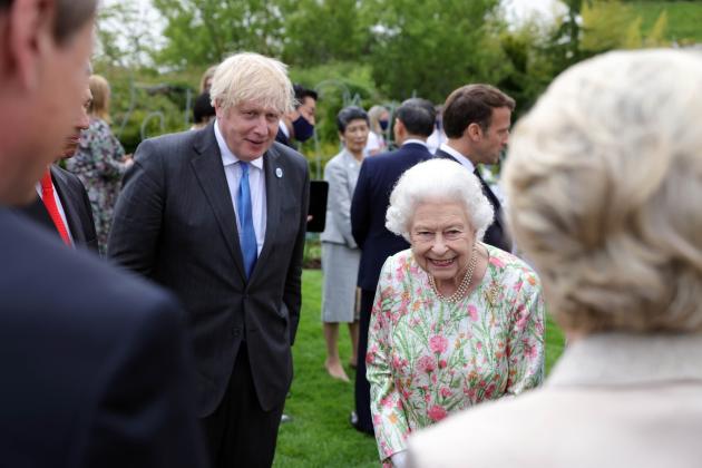 Regina Elisabetta sulle dimissioni di Boris Johnson due giorni prima di morire: "Almeno non mi seppellirà quell'idiota"