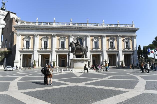 Roma, perquisizioni in Campidoglio: corruzione sugli appalti delle strade e sui fondi del Giubileo, 7 indagati