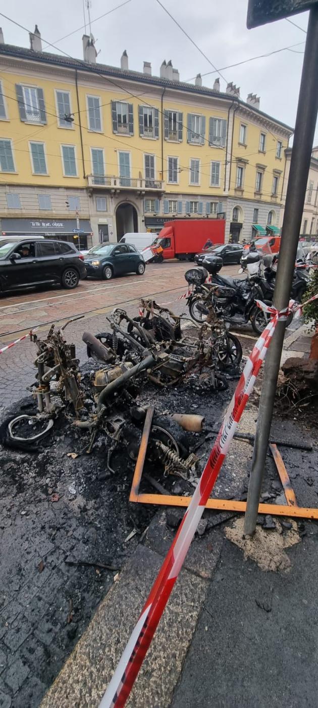 moto bruciate in corso Magenta a Milano