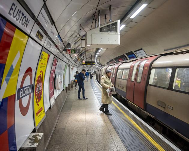 Londra, allarme bomba alla stazione di Euston, fatto detonare altro pacco sospetto davanti all'ambasciata americana