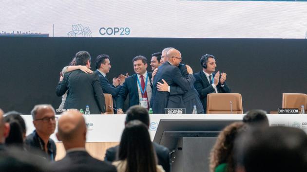 Cop29, approvato fondo di aiuti climatici da 300 mld$ all'anno ai Paesi in via di sviluppo, India: “Somma irrisoria”