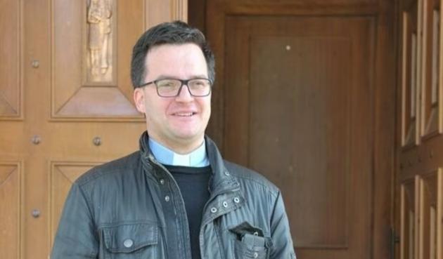 Vaccino Covid, il parroco Don Gazzelli fa la sesta dose "per proteggere i fedeli", ma dimentica confessione Aifa: "Sieri non prevengono l'infezione"