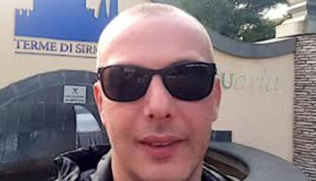 Emanuele Mossoni morto a 47 anni per malore improvviso durante una cena con gli amici a Brescia