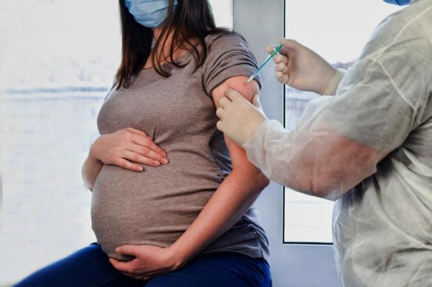 Butac, finti fact-checker e censura sul vaccino Covid: Pfizer ammette "Donne incinte con 4 volte anomalie su bambini", ma chi li pubblica prende "per i fondelli i lettori"