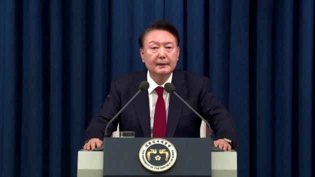 Corea del Sud, chiesto impeachment per il presidente Yoon, Parlamento boccia legge marziale, sciopero a oltranza dei sindacati