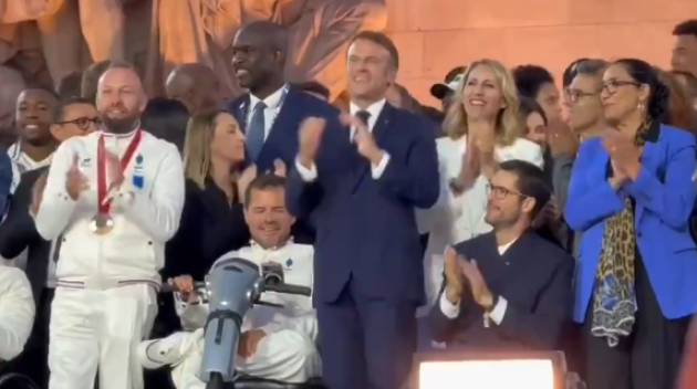 Macron invita la folla a saltare, alla faccia dei disabili che lo circondano
