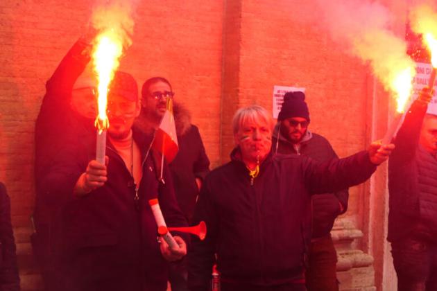 La protesta degli NCC in occasione della manifestazione nazionale a Roma tra fumogeni e slogan: "Stop ai decreti del governo"