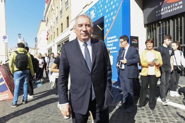Francia, Bayrou nuovo primo ministro in successione di Barnier, il 73enne ricevuto da Macron all’ Eliseo