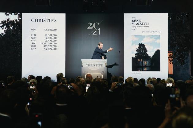 Aste di arte a New York, "L'Empire des lumières" di Magritte venduto a $ 121,2 milioni, "top lot" della stagione, querelle sulla banana di Cattelan