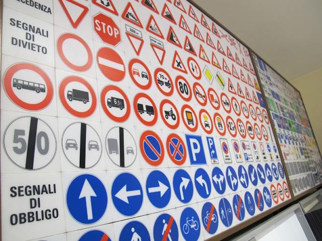 Genova, all'esame della patente con radio e micro auricolari, sette persone finiscono nei guai