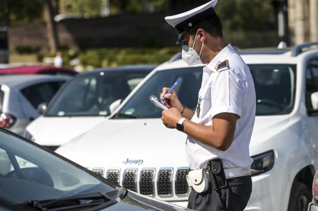 Napoli, prime 6 multe per uso del cellulare alla guida con nuovo codice della strada, scatta il ritiro della patente oltre alla sanzione