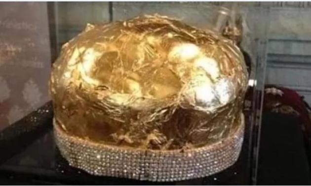 Carmagnola, arriva il panettone d'oro a 900€, e a noi vorrebbero far mangiare larve, insetti e grilli