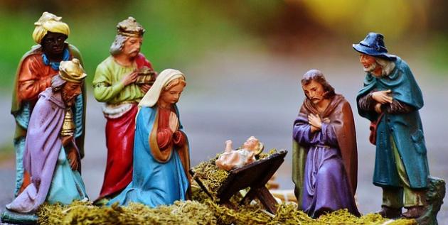 Il Natale liberato dal consumismo dei regali e dell'albero di Natale: che cosa significa il diventare uomo di Dio? 