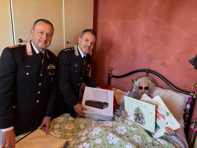 Natale di solidarietà a Città di Castello, il regalo dei carabinieri alla 92enne ex stella del teatro che festeggiava da sola